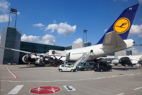 Lufthansa Boeing 747 no Portão no Aeroporto de Frankfurt — Fotografia de Stock