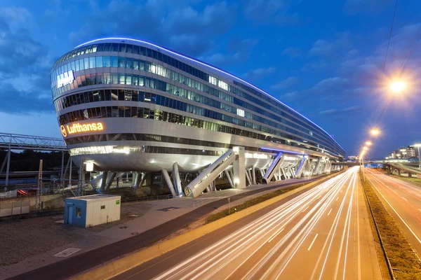 Futuristisches Gebäude am Frankfurter Flughafen — Stockfoto