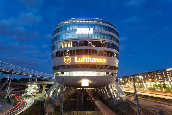 Edificio futuristico all'aeroporto di Francoforte — Foto Stock