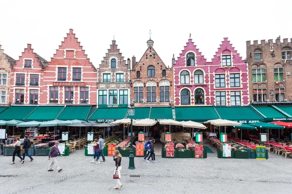 Plaza del mercado en Brujas, Bélgica — Foto de Stock