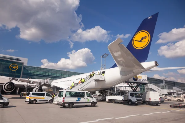 Lufthansa Aeronaves no Portão no Aeroporto de Frankfurt — Fotografia de Stock