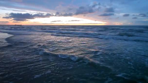 Plage de la mer du Nord au coucher du soleil — Video