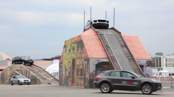 Offroad parcour op de Iaa International Motor Show 2015. — Stockvideo