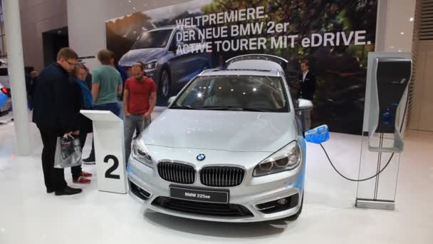 Nieuwe Bmw 225xe hybride op de Iaa 2015 — Stockvideo