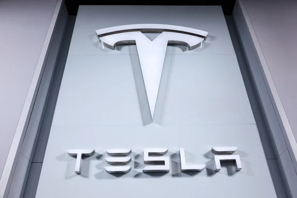 Logotipo da empresa Tesla no IAA 2015 — Fotografia de Stock