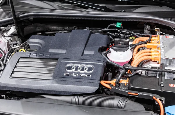 Audi e-tron quattro motor at the IAA 2015 — Stock Photo, Image
