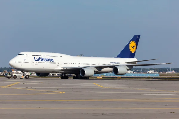 Lufthansa Boeing 747 no aeroporto de Frankfurt — Fotografia de Stock
