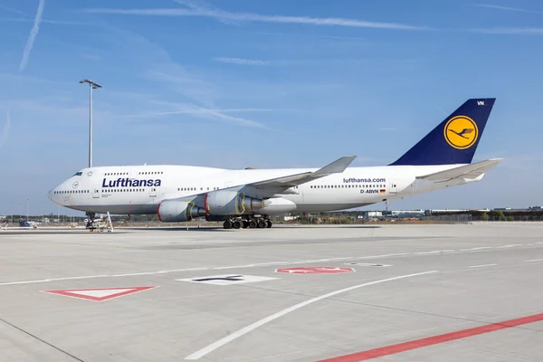 Lufthansa Boeing 747, a frankfurti repülőtéren — Stock Fotó