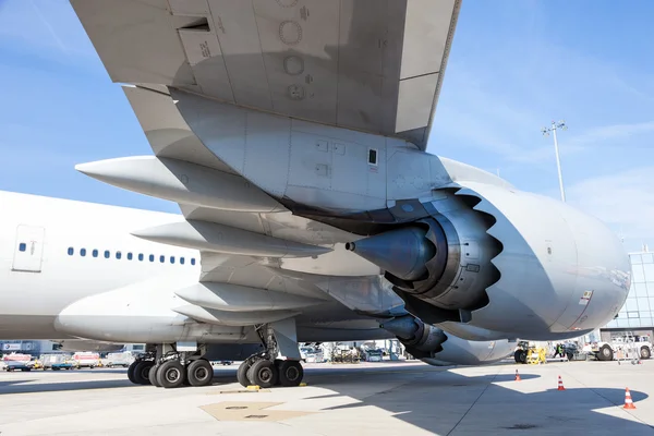 Lufthansa Airlines Boeing 747 в аэропорту Франкфурта — стоковое фото