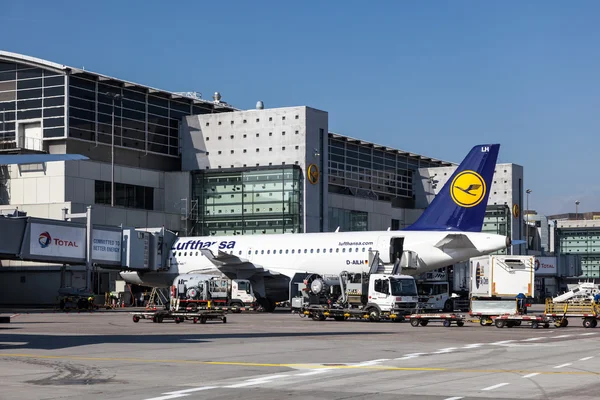 Lufthansa Airbus A319-100 at the Frankfurt Airport — Stock Photo, Image
