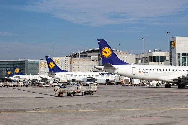 Aviões da Lufthansa no Aeroporto de Frankfurt — Fotografia de Stock