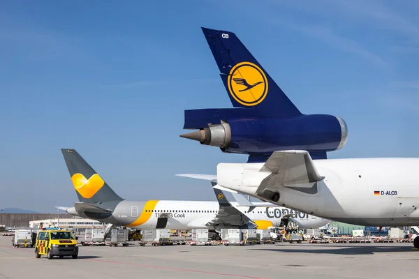 Lufthansa und Condor Flugzeuge am Frankfurter Flughafen — Stockfoto