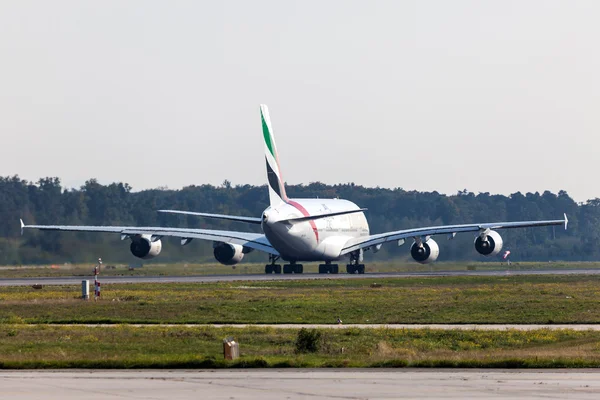 Emirates Airbus A380-800 at the Frankfurt Airport — стокове фото