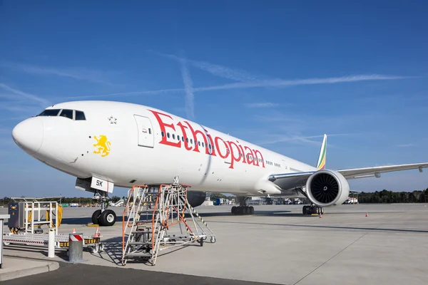 Flugzeug der äthiopischen Fluggesellschaft — Stockfoto