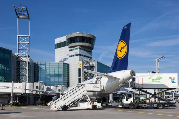 Kontrollturm am Frankfurter Flughafen — Stockfoto