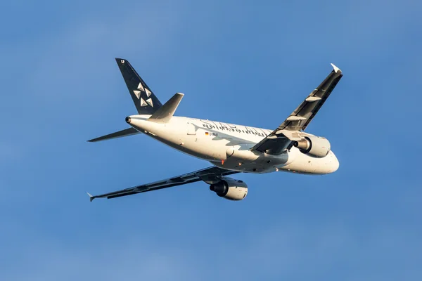 Star Alliance Airbus A319 aircraft after takeoff — Foto de Stock
