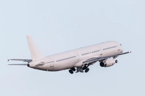 Pasażerski samolot po starcie — Zdjęcie stockowe