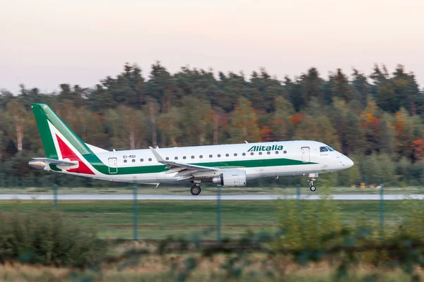 Alitalia Embraer 170 na lotnisku we Frankfurcie — Zdjęcie stockowe