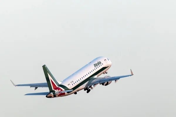 Alitalia Embraer 170 в аэропорту Франкфурта — стоковое фото