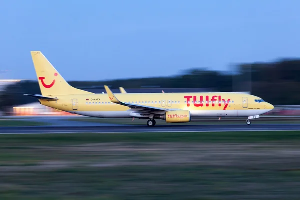 滑走路に Tuifly のボーイング 737-800 — ストック写真