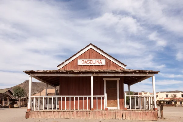 Övergiven gammal bensinstation — Stockfoto