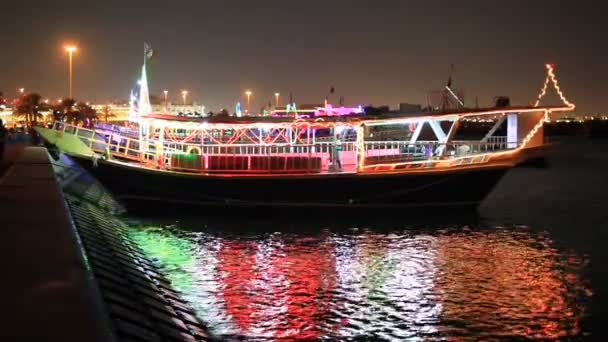 Dhow verlicht 's nachts, Qatar — Stockvideo