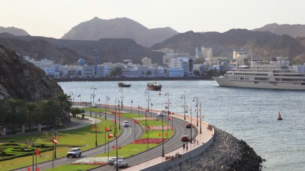 Tráfico en la corniche de Mascate, Sultanato de Omán — Vídeo de stock