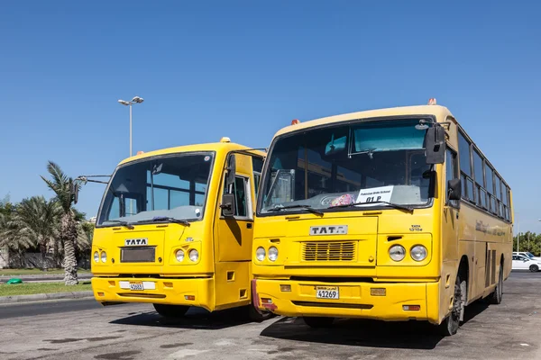 Gula skolbussar i Manama, Bahrain — Stockfoto