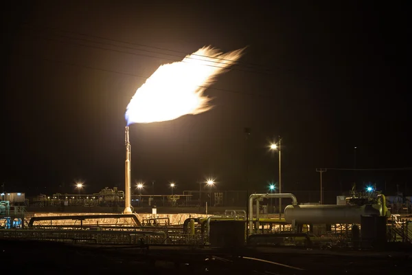 Torche à flamme de gaz sur une raffinerie de pétrole — Photo