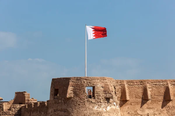 Fort Arad z flagę narodową Bahrajnu — Zdjęcie stockowe