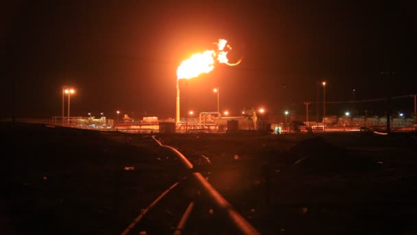 Brandende gas flare in de woestijn. — Stockvideo