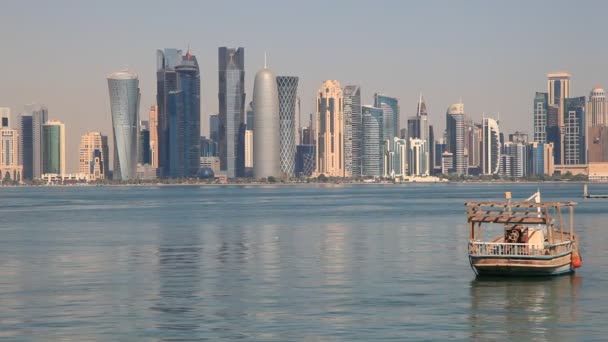 Skyline del centro de Doha en Qatar, Oriente Medio — Vídeo de stock