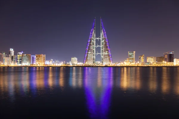 Skyline van Manama s nachts, Bahrein (Bahrain) — Stockfoto