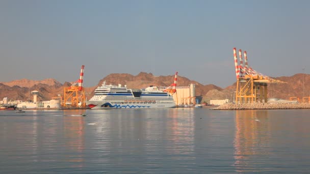 Cruiseschip Aida Stella in Oman — Stockvideo