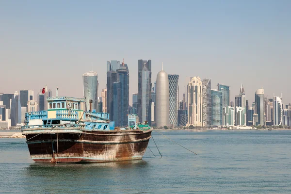 Stadssilhuetten i Doha, Qatar — Stockfoto