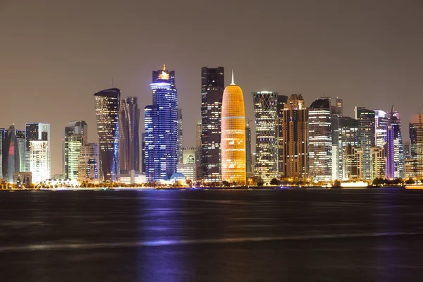 Skyline della città di Doha di notte, Qatar — Foto Stock