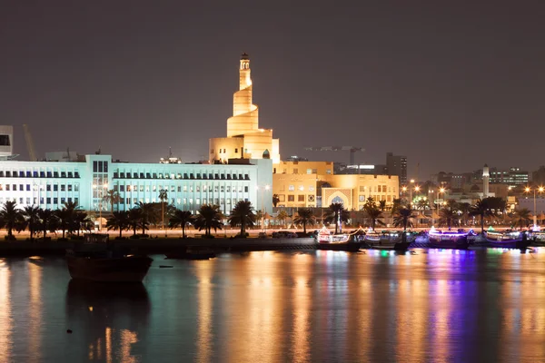 Doha Corniche nachts, Qatar — Stockfoto