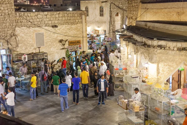 Pessoas no Souq Waqif, Doha — Fotografia de Stock