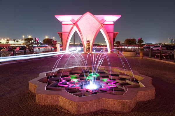 Фонтан в Корнише в Дохе, Катар — стоковое фото