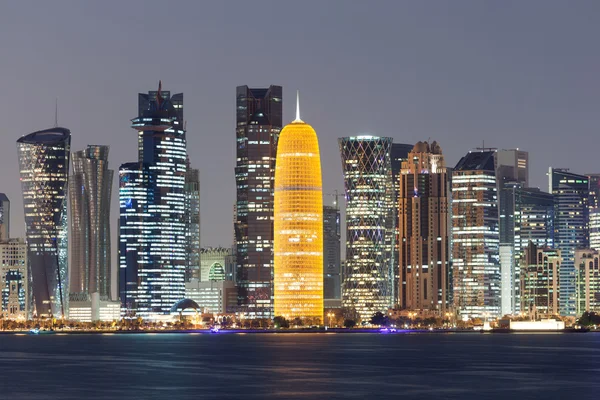 Doha şehir manzarası, gece, Katar — Stok fotoğraf