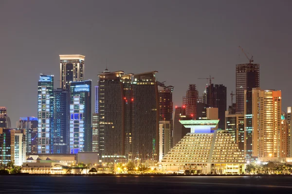 Doha city skyline bei Nacht, qatar — Stockfoto