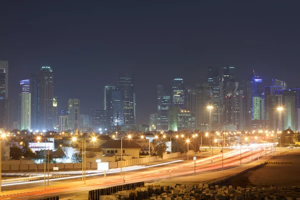 Doha skyline van de stad bij nacht — Stockfoto