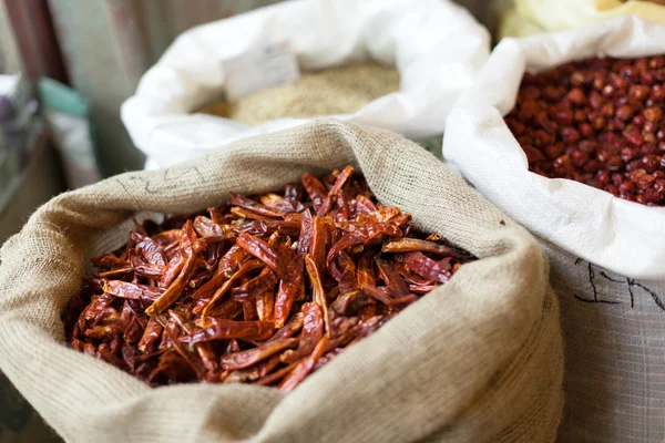 Dry chilli peppers at Souq Wagif, Doha — Stockfoto