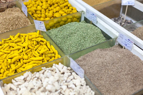 Spices for sale at Souq Wagif, Doha — Stockfoto