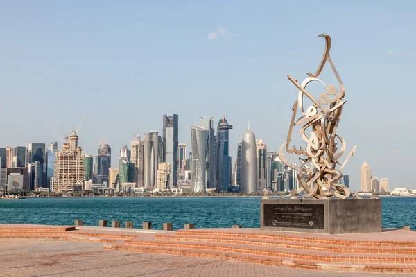 A Doha Corniche kalligráfia szobor — Stock Fotó