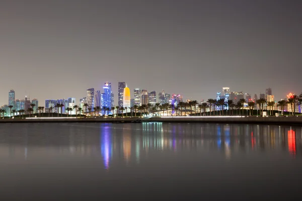 到了晚上，卡塔尔的多哈城市天际线 — 图库照片