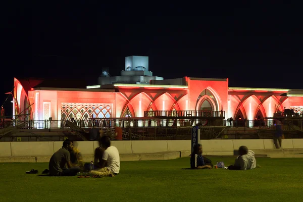 Oameni care se relaxează la cornișa din Doha, Qatar — Fotografie, imagine de stoc