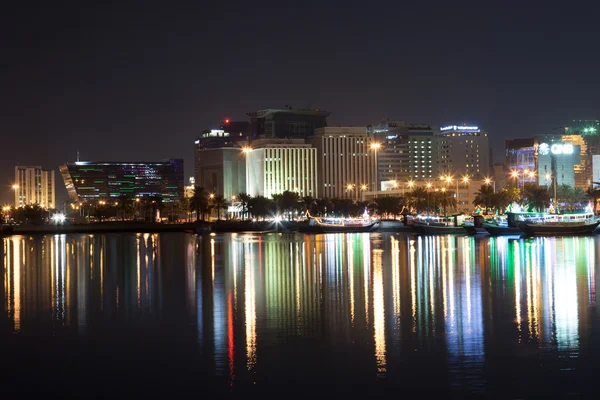 Doha bâtiments riverains la nuit — Photo