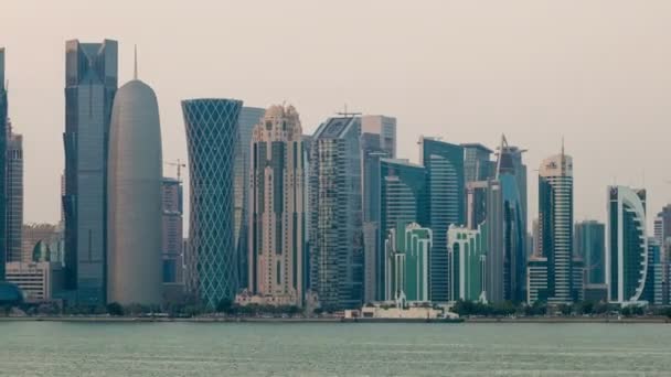 Doha skyline time lapse de dia para noite — Vídeo de Stock