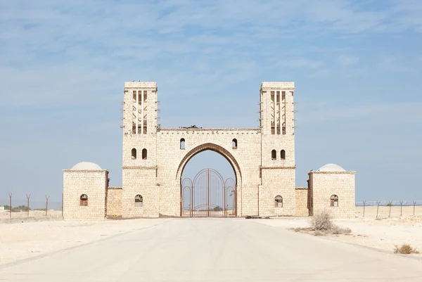 Ворота к ферме в пустыне Катара, Ближний Восток — стоковое фото